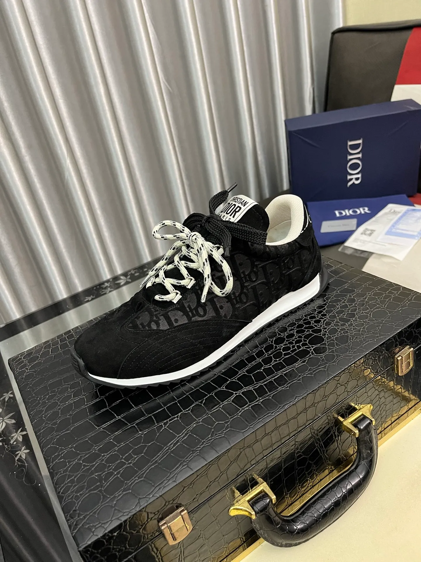 Men's shoes 💰500⌚️⌚️Dior original quality.~ Unique modern style sneakers. 🏃A must-have casual shoe for trendy men😍😍 Original brand imported from Italy, imported original leather, sheep lining (refuses to discolor and grind feet) Sole: Original sole provided by the original factory, French lazy style design ⚠️Fit to the feet, original quality, super comfortable original sole. Just like shooting the real thing 🎬The real thing is better Code number: 38-446️⃣Colors available